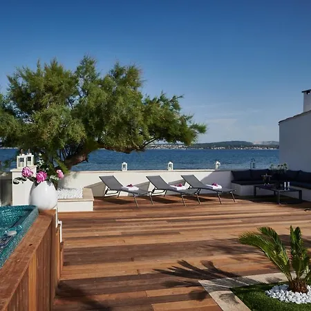 La Petite Perle De Thau * سُت